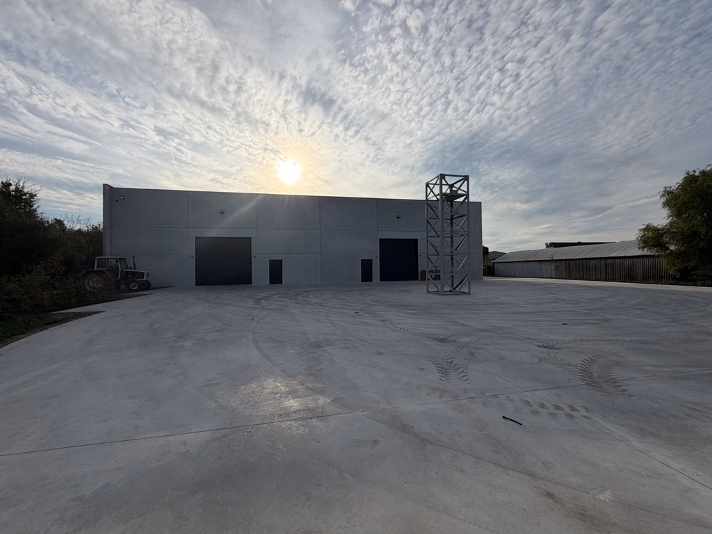 FOR RENT NEW-BUILD WAREHOUSE AND OFFICES  DUFFEL