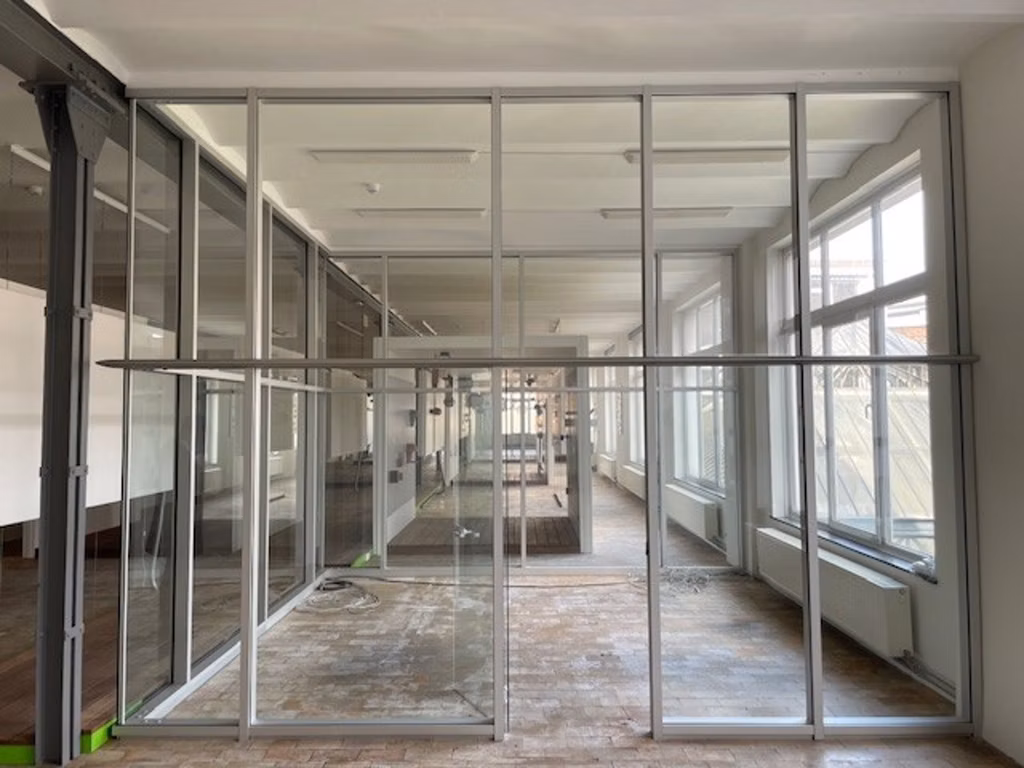 À LOUER – Bureaux & espaces polyvalents à Anderlecht (Poincaré 61)