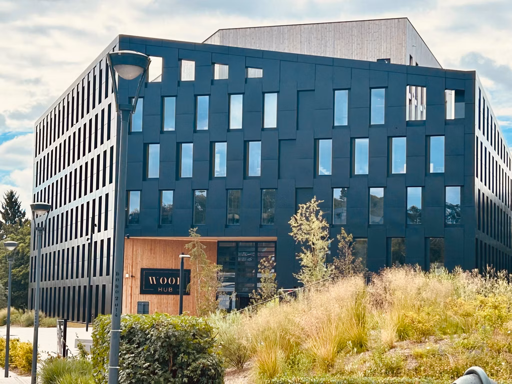 Bureaux à louer dans un bâtiment innovant aux performances énergétiques exceptionnelles.