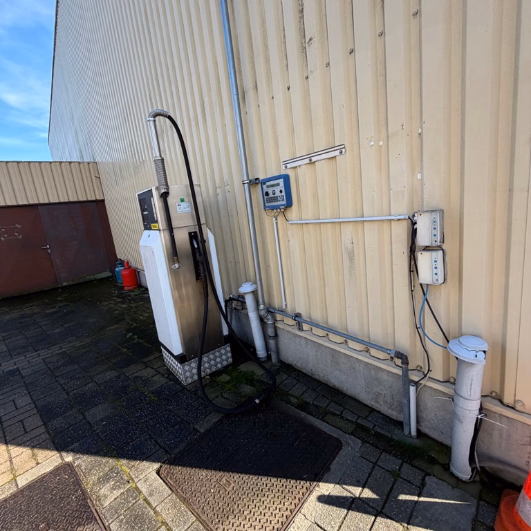 Rare commercial property with showroom, warehouse & office
