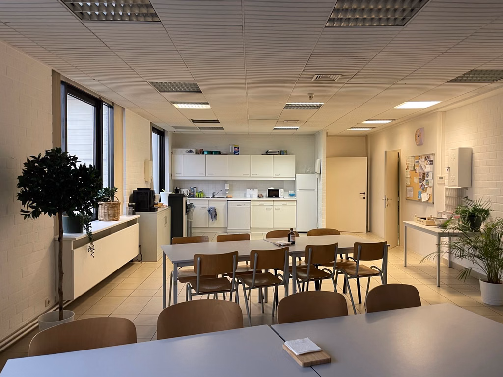 BUREAUX + ENTREPOTS A LOUER - 34 PARKINGS