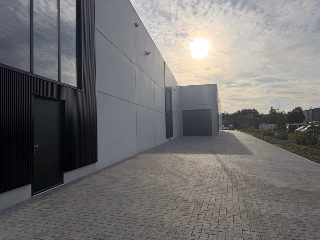 FOR RENT NEW-BUILD WAREHOUSE AND OFFICES  DUFFEL