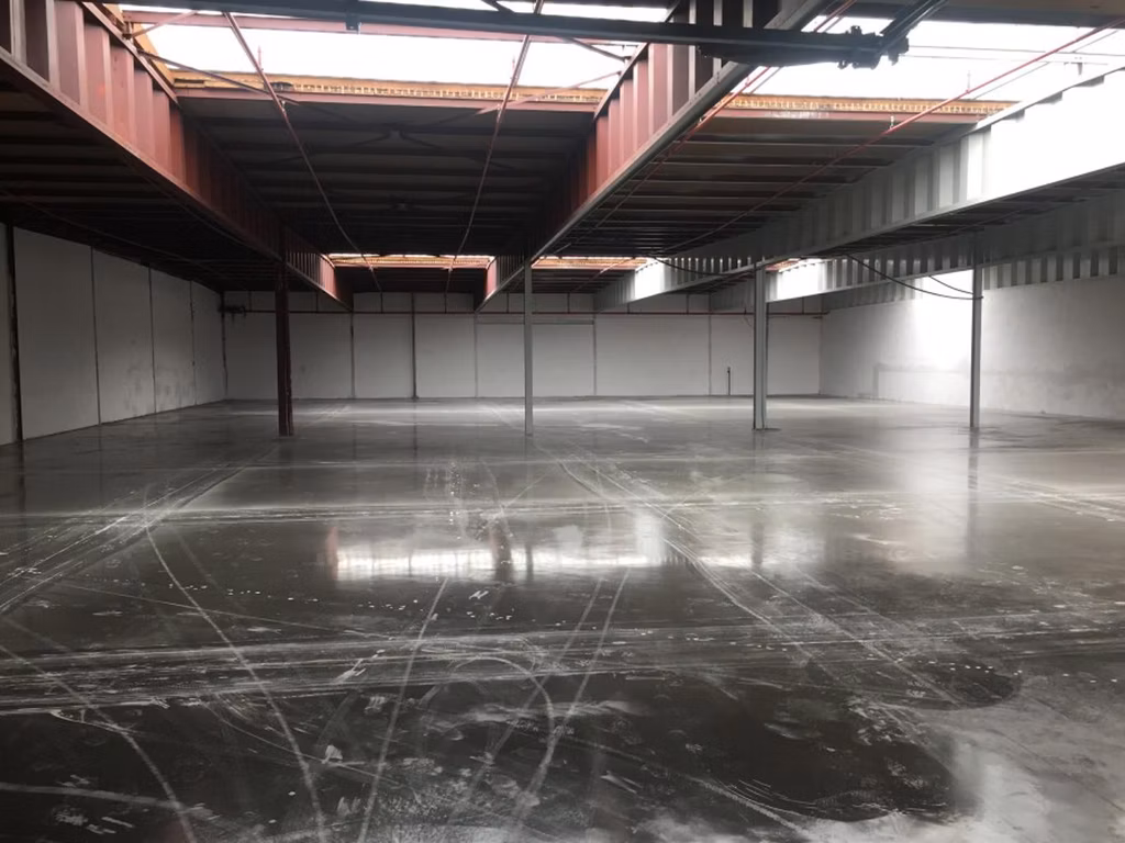 TE HUUR MAGAZIJN EN TERREIN MOL