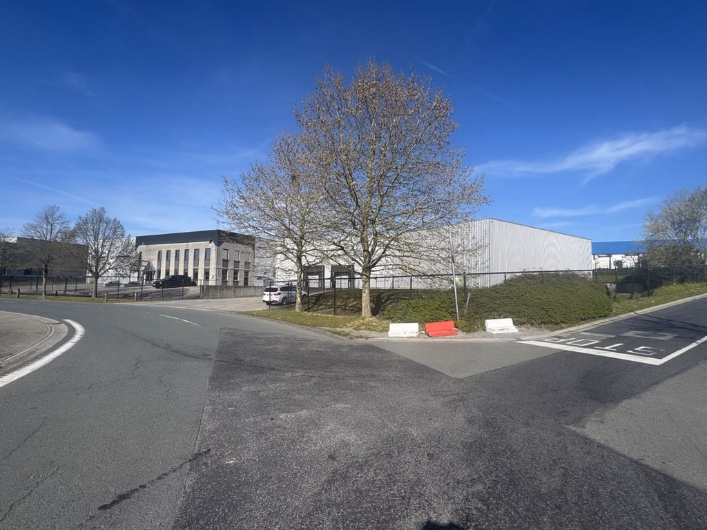 A LOUER - IMMEUBLE INDUSTRIEL - SAINTES 