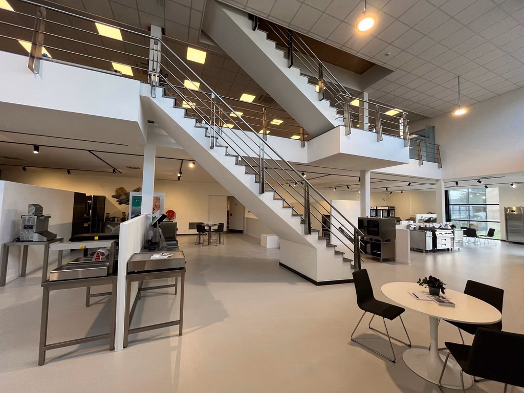 Rare commercial property with showroom, warehouse & office