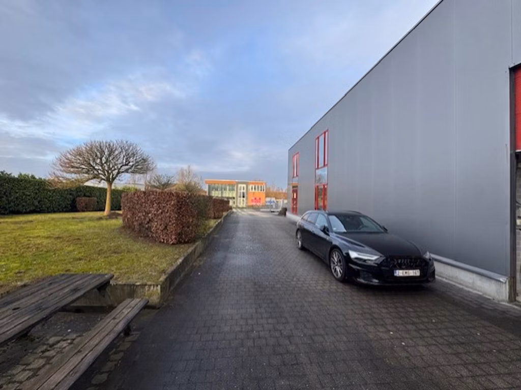 A VENDRE - ENTREPOT + BUREAUX - SAINTES