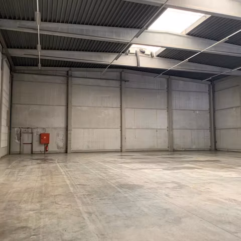 Polyvalent building for rent <br> Mol