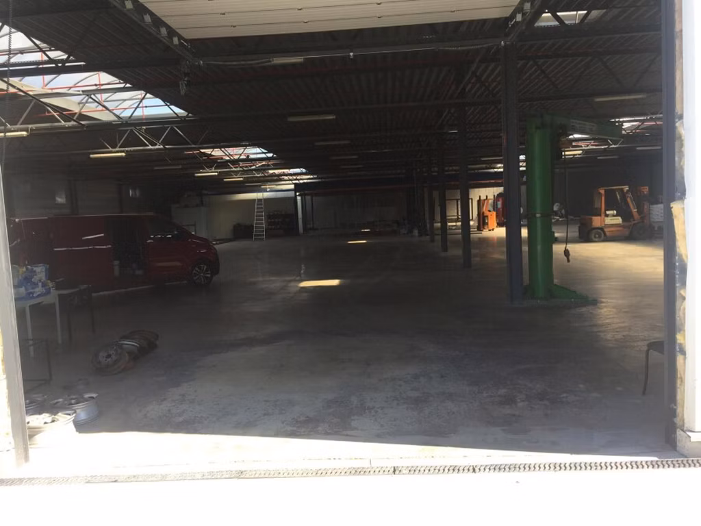 TE HUUR MAGAZIJN EN TERREIN MOL