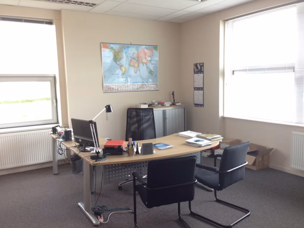 A LOUER - MONT-St-GUIBERT - BUREAUX