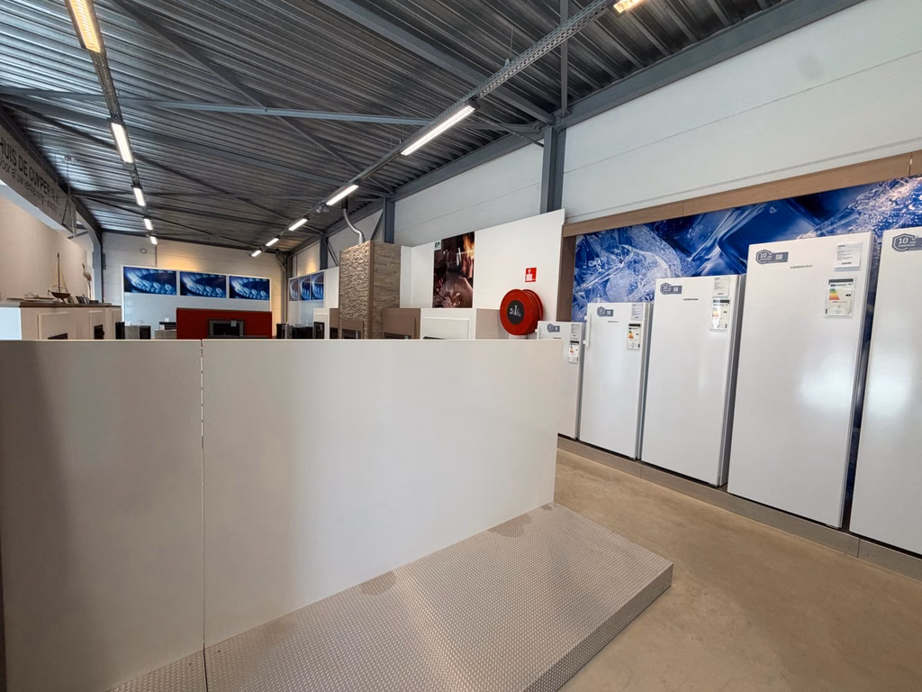 FOR SALE WAREHOUSE WITH SHOWROOM IN DUFFEL