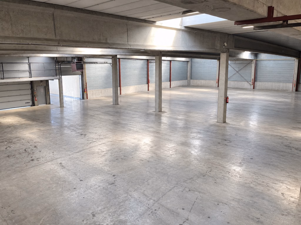 Zeldzaam bedrijfspand met showroom magazijn en kantoor 