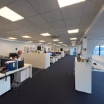 Zeldzaam bedrijfspand met showroom magazijn en kantoor 
