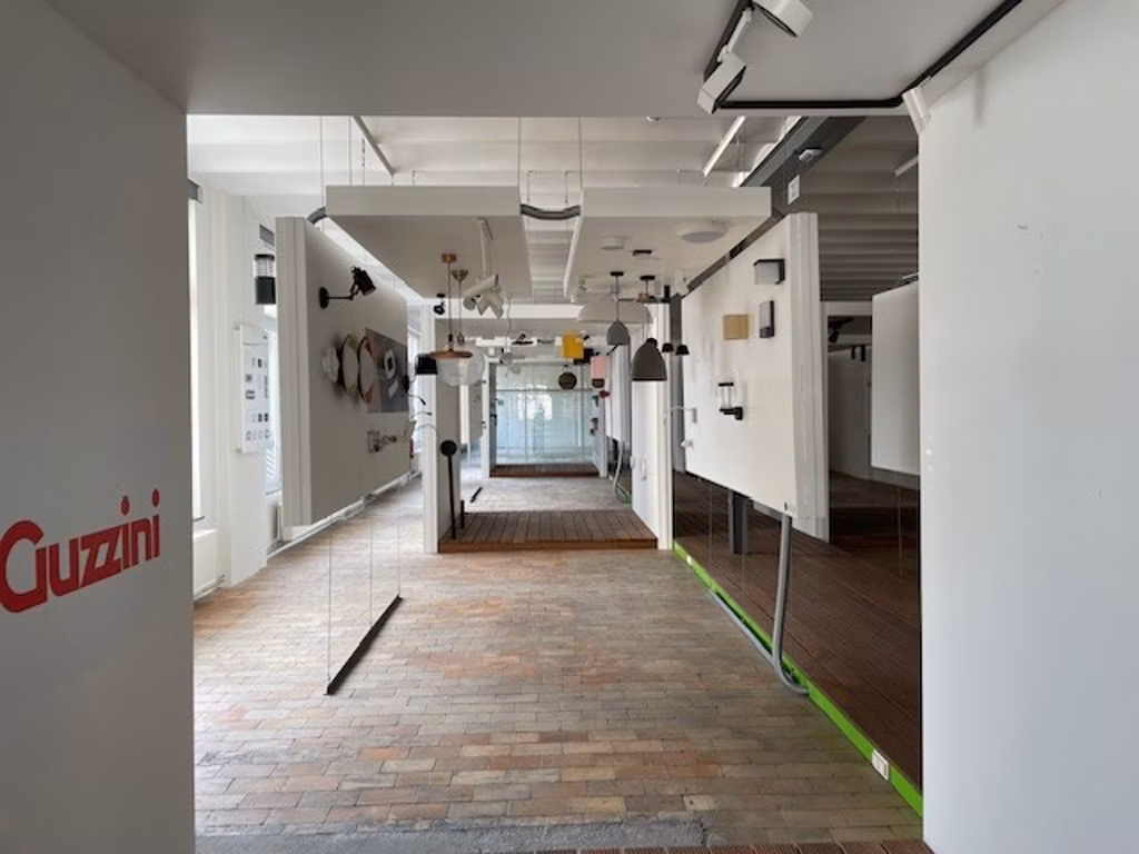 Hall d'exposition - stock - A LOUER