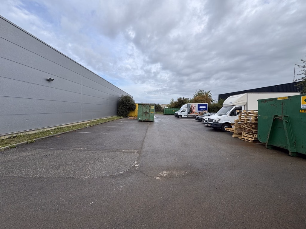 A LOUER - ENTREPOT + BUREAUX - WAVRE
