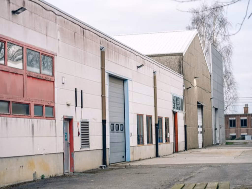 A LOUER - ENTREPOT + BUREAUX - WAVRE