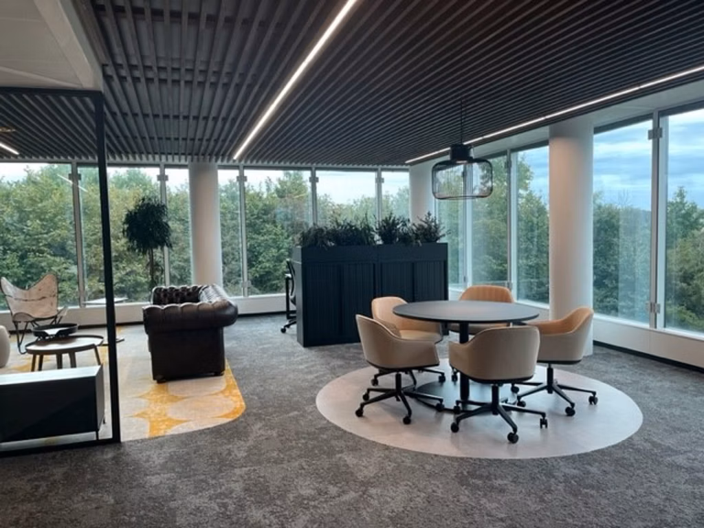 Bureaux entièrement rénovés + Prix compétitifs !!! Appelez-nous