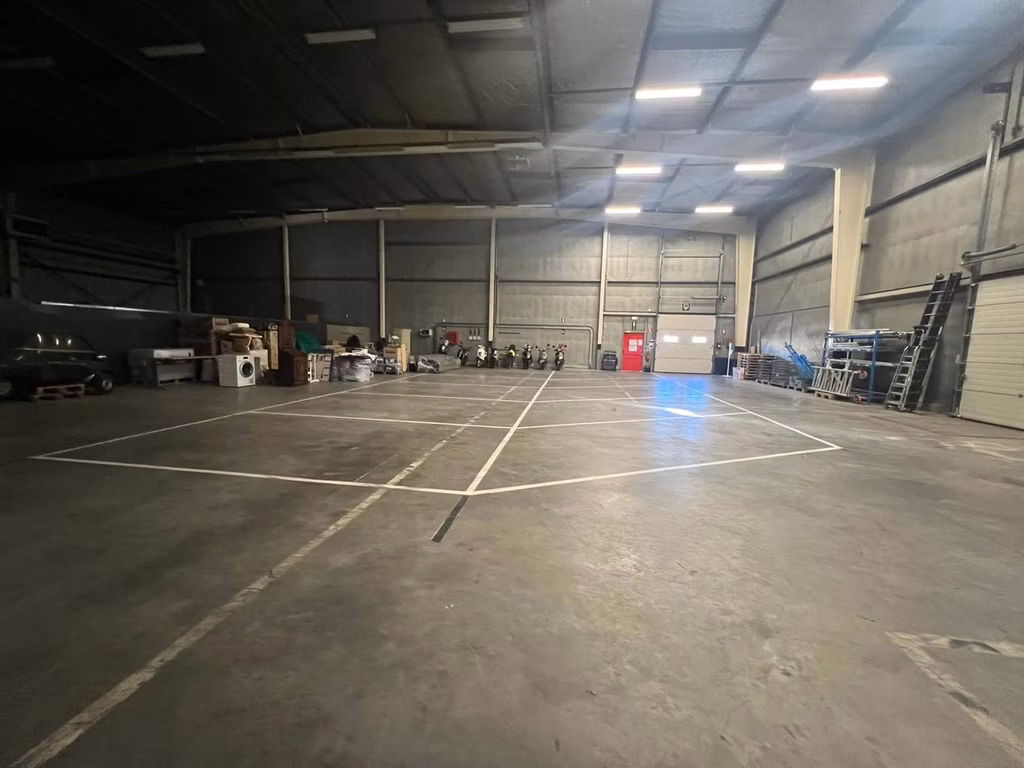 À LOUER ENTREPÔT + BUREAUX KONTICH