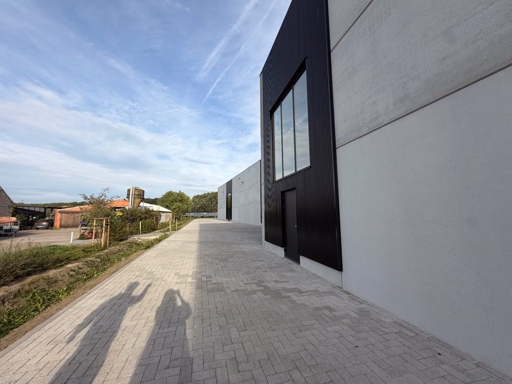 FOR RENT NEW-BUILD WAREHOUSE AND OFFICES  DUFFEL