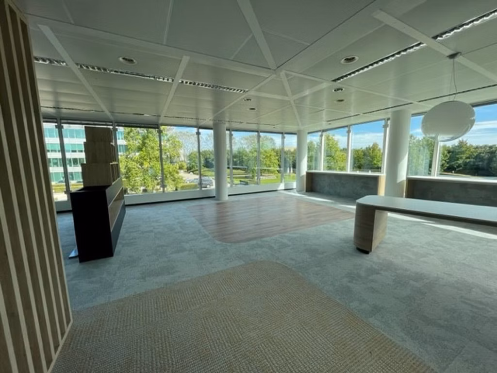 Bureaux entièrement rénovés + Prix compétitifs !!! Appelez-nous