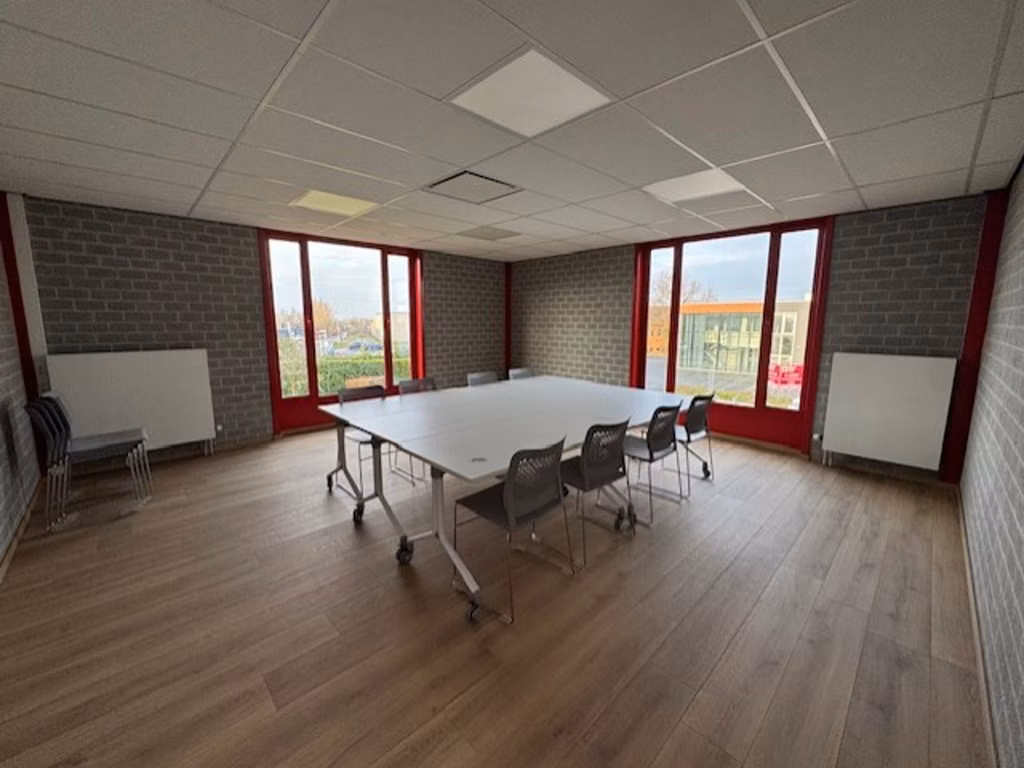 A VENDRE - ENTREPOT + BUREAUX - SAINTES