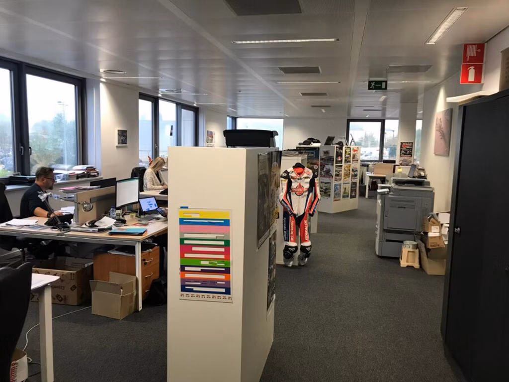 A LOUER - MONT-ST-GUIBERT - BUREAUX