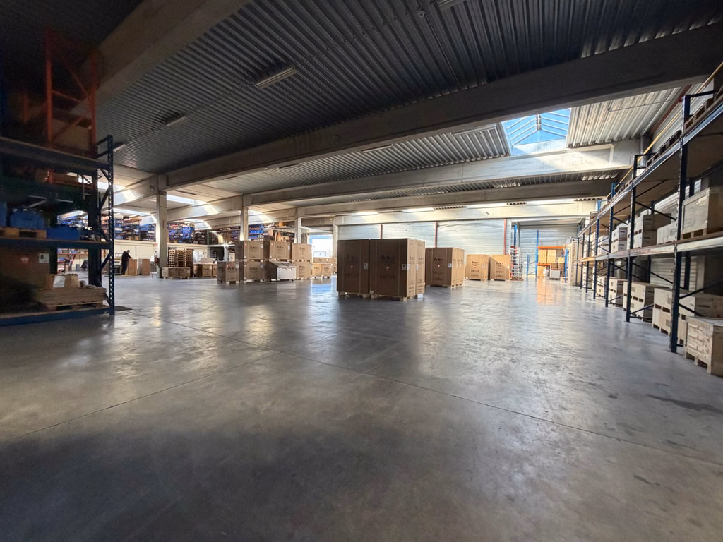 Rare commercial property with showroom, warehouse & office