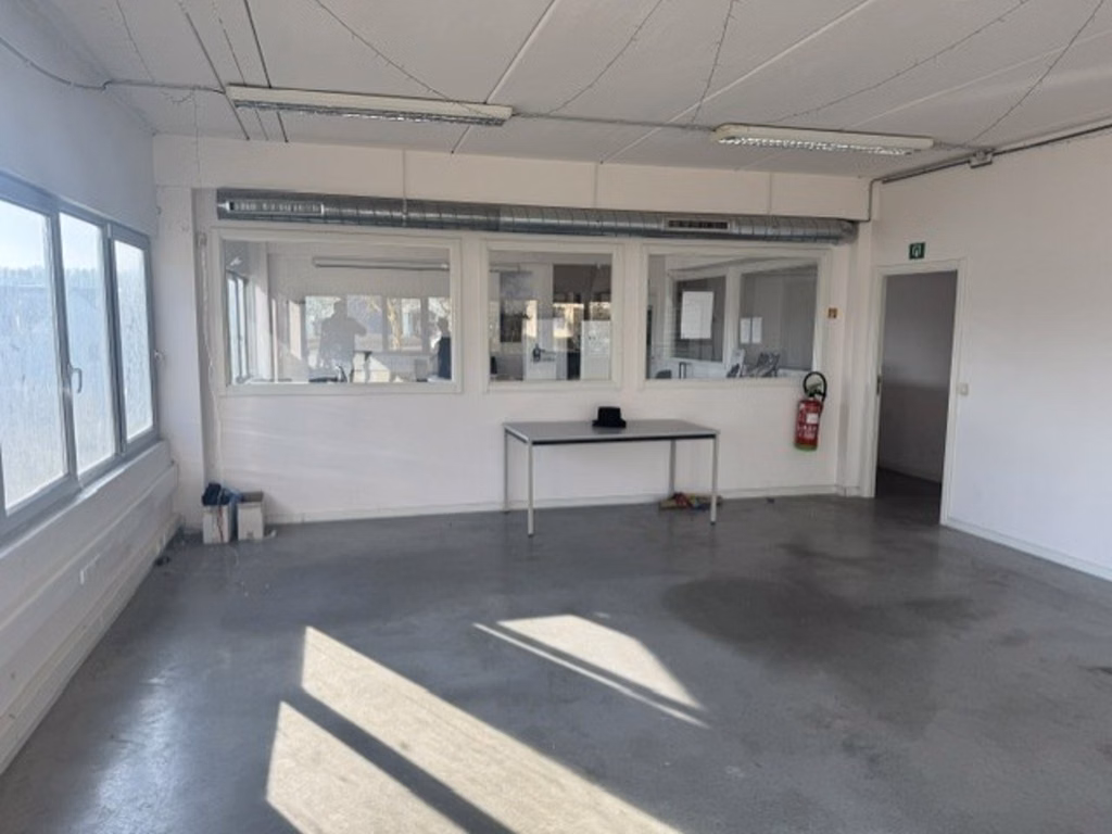 A VENDRE - SAINTES - IMMEUBLE POLYVALENT