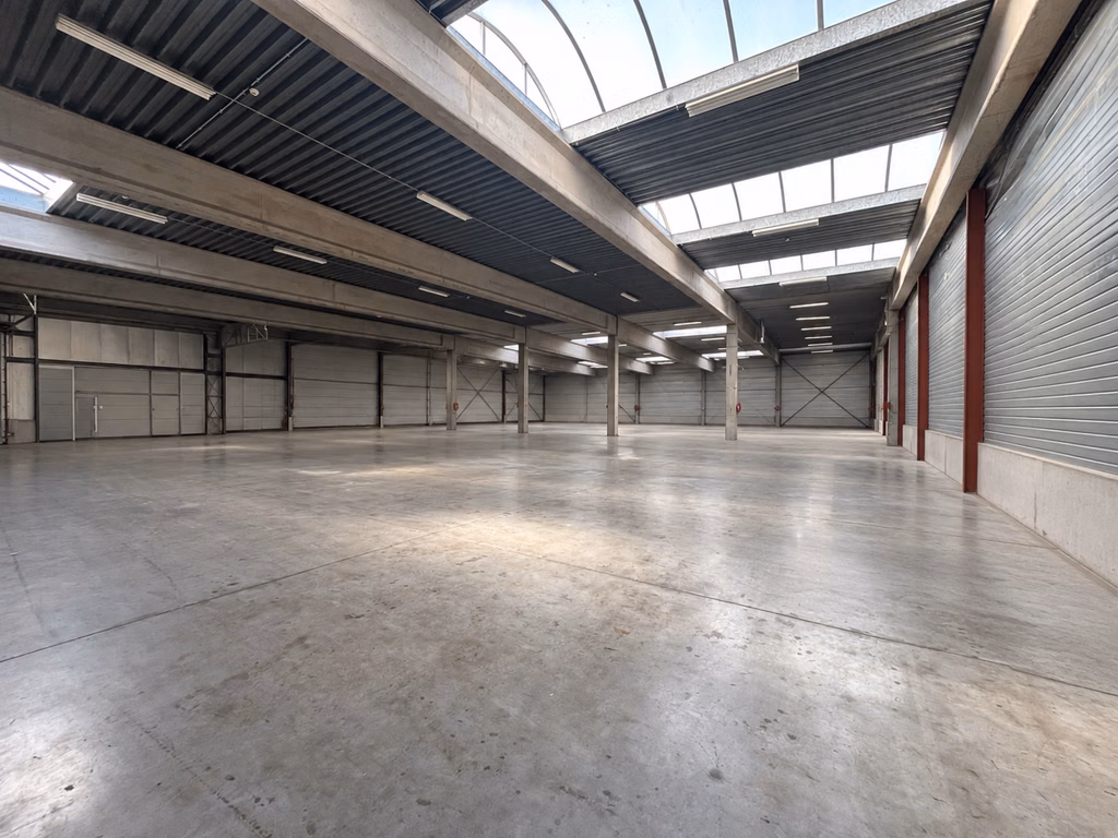 Rare commercial property with showroom, warehouse & office