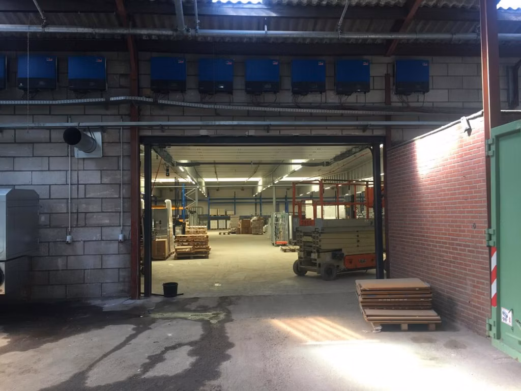 À LOUER ENTREPÔT ET TERRAIN 