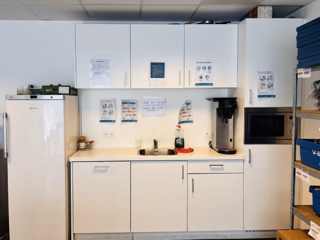 TE HUUR MAGAZIJN + KANTOREN MALLE