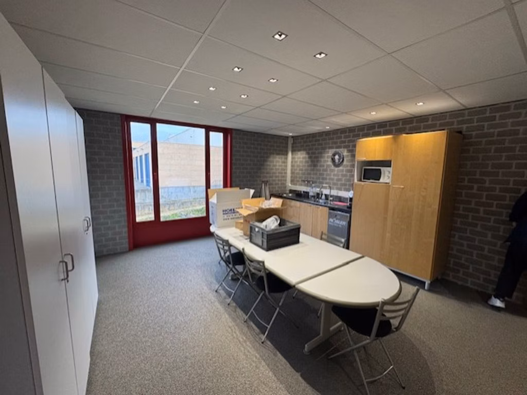 A VENDRE - ENTREPOT + BUREAUX - SAINTES