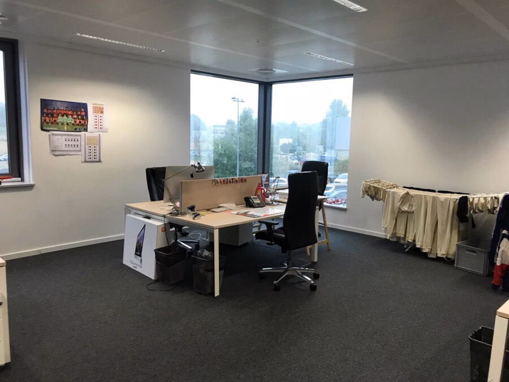 A LOUER - MONT-ST-GUIBERT - BUREAUX