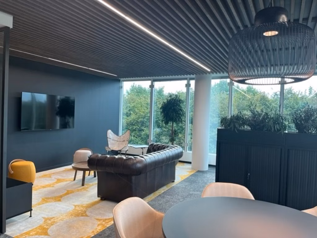 Bureaux entièrement rénovés + Prix compétitifs !!! Appelez-nous