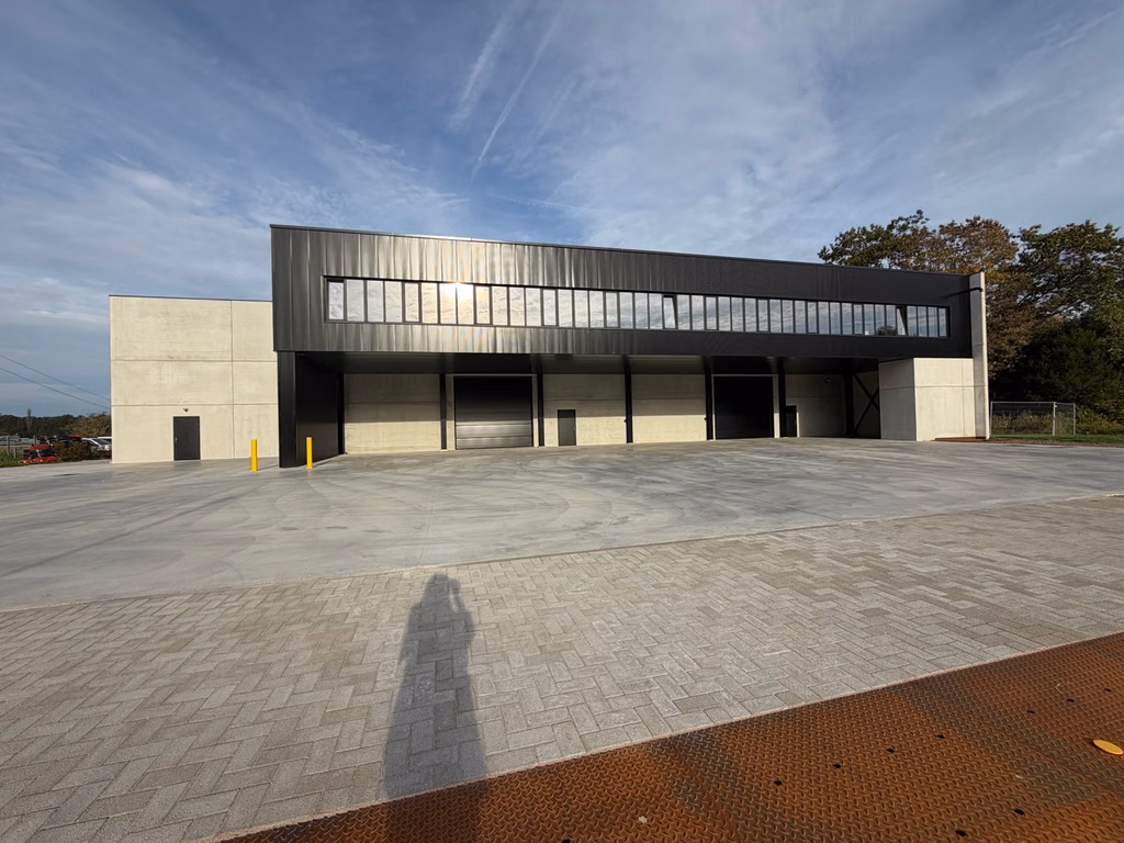 FOR RENT NEW-BUILD WAREHOUSE AND OFFICES  DUFFEL