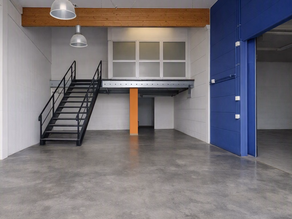 480 m² commercial space with office space and a showroom