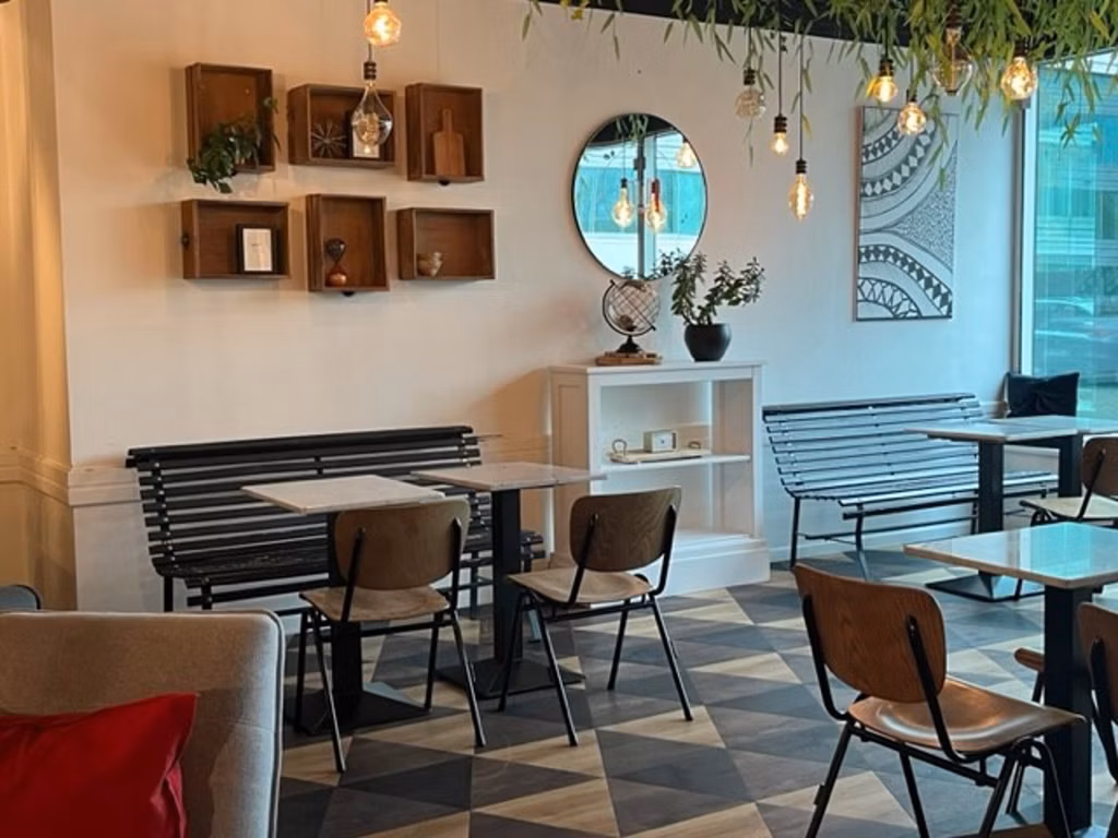 Bureaux entièrement rénovés + Prix compétitifs !!! Appelez-nous