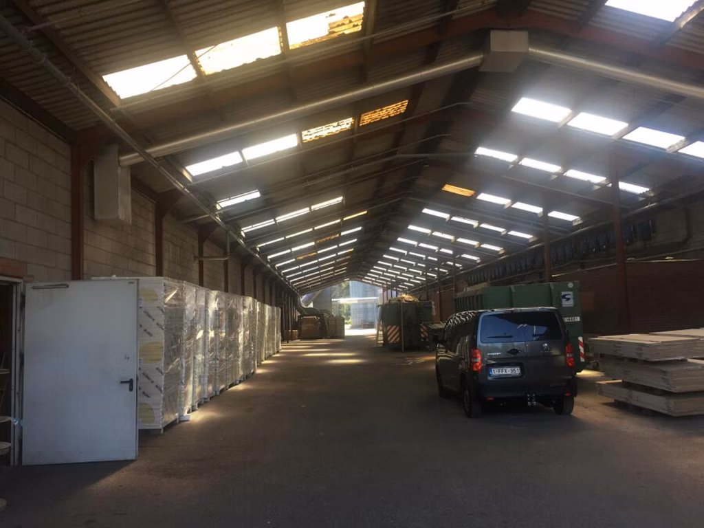 À LOUER ENTREPÔT ET TERRAIN 