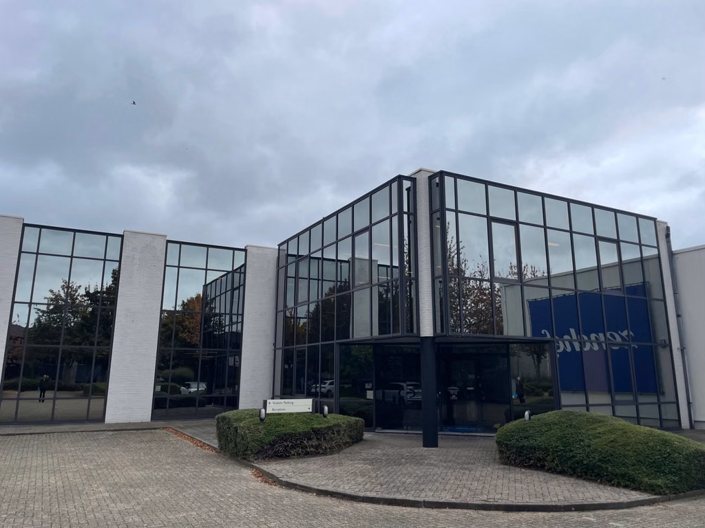 BUREAUX + ENTREPOTS A LOUER - 34 PARKINGS