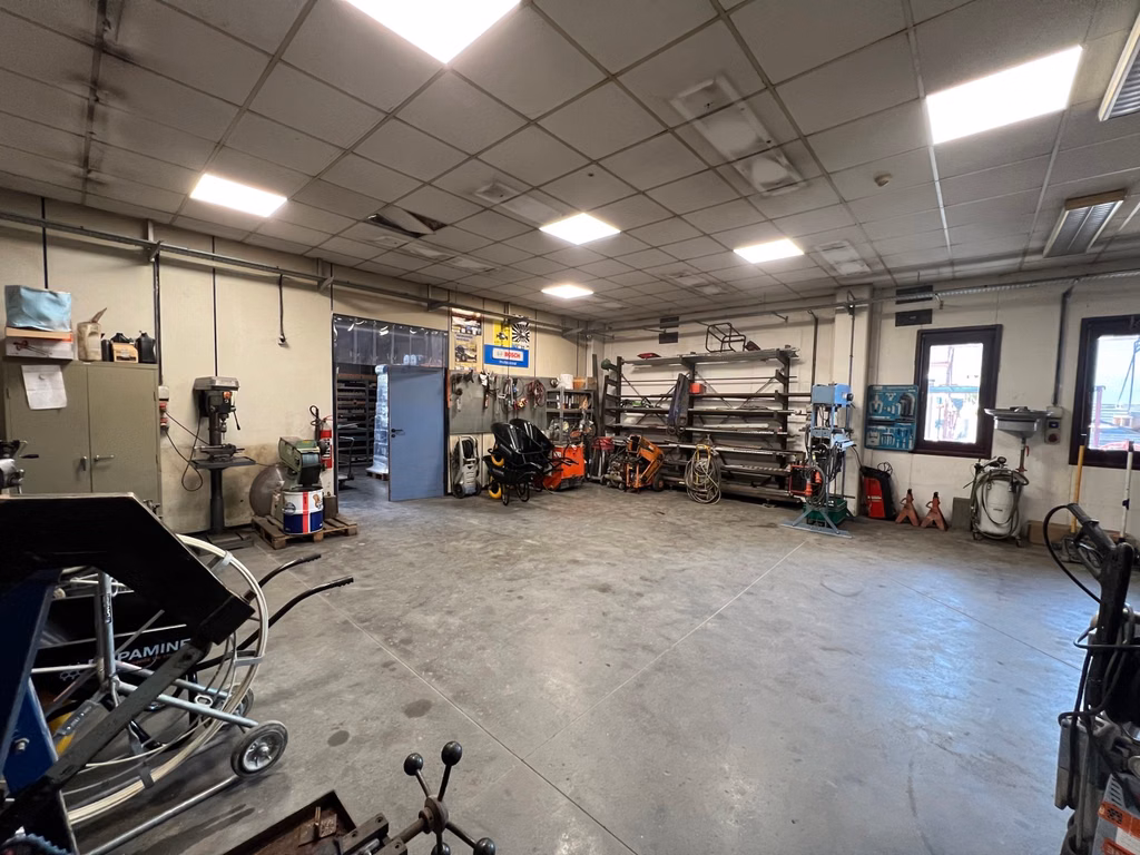 A VENDRE - P.A.E Portemont - immeuble semi-industriel