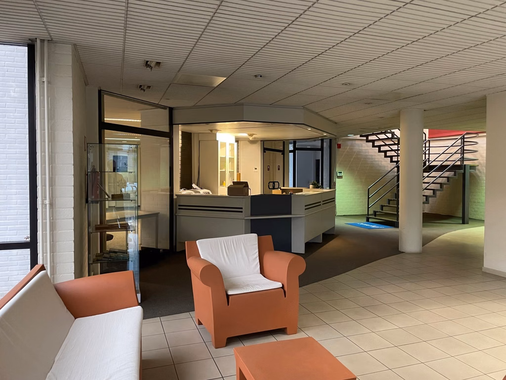 BUREAUX + ENTREPOTS A LOUER - 34 PARKINGS