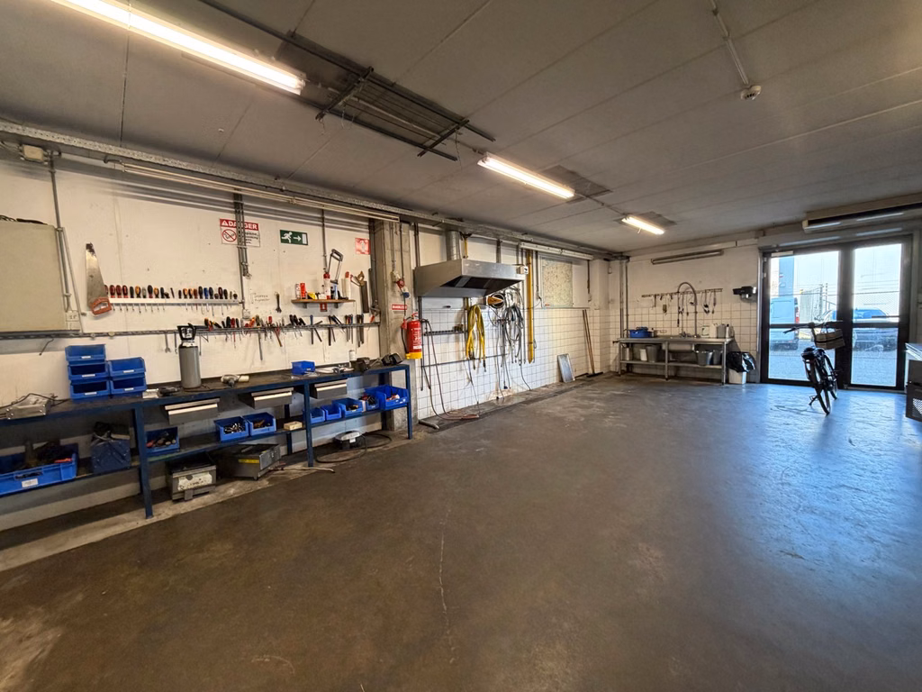 Zeldzaam bedrijfspand met showroom magazijn en kantoor 