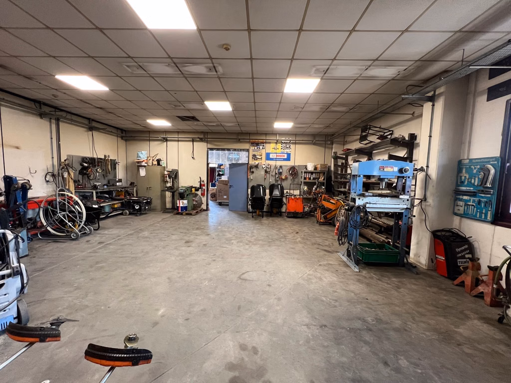 A VENDRE - P.A.E Portemont - immeuble semi-industriel