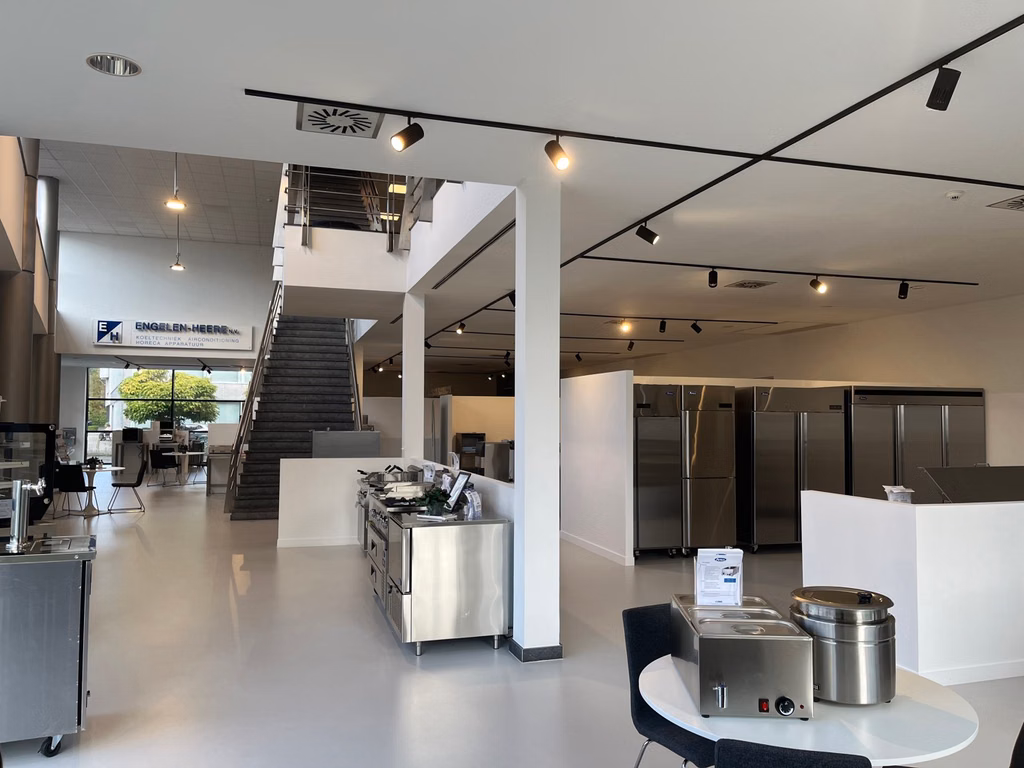 Zeldzaam bedrijfspand met showroom magazijn en kantoor 