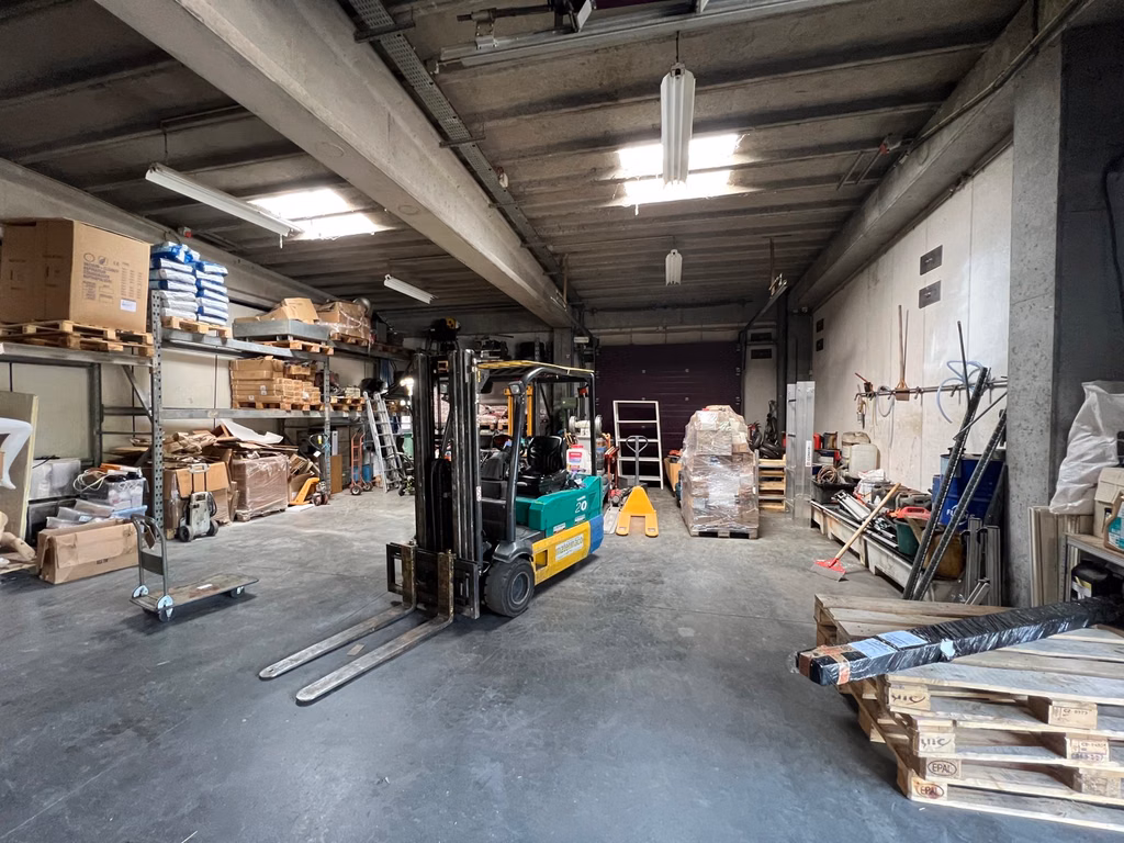 A VENDRE - P.A.E Portemont - immeuble semi-industriel