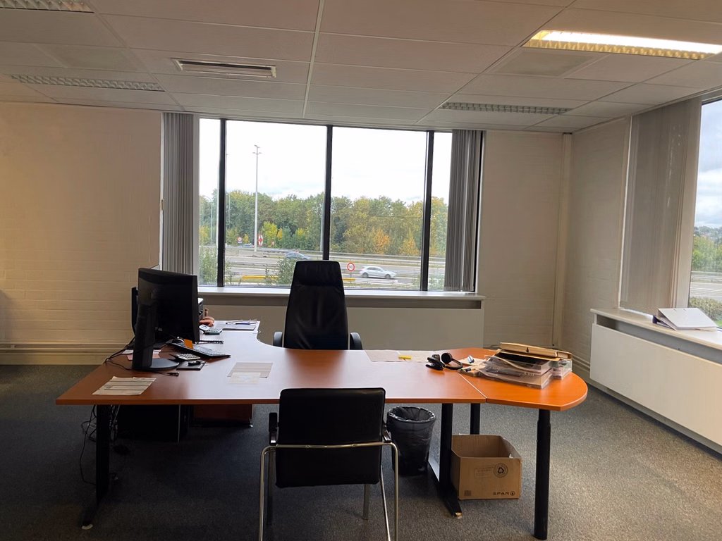 BUREAUX + ENTREPOTS A LOUER - 34 PARKINGS
