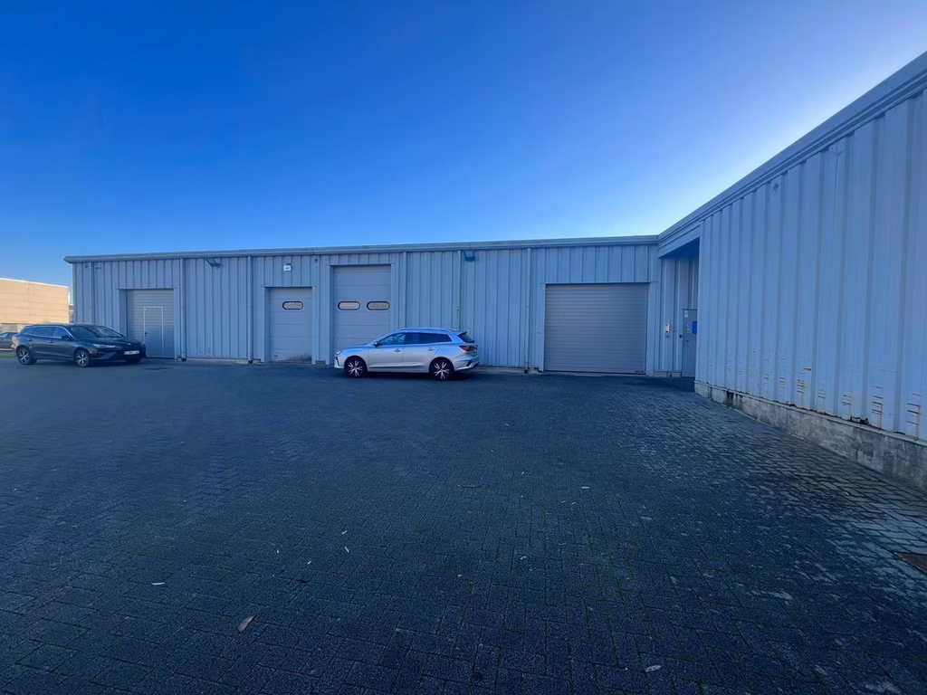 À LOUER ENTREPÔT + BUREAUX KONTICH