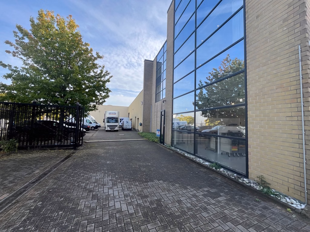 Zeldzaam bedrijfspand met showroom magazijn en kantoor 