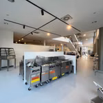 Zeldzaam bedrijfspand met showroom magazijn en kantoor 