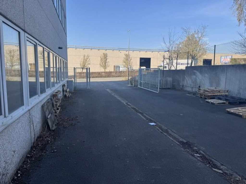 A VENDRE - SAINTES - IMMEUBLE POLYVALENT