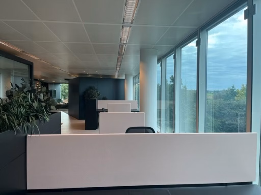 Bureaux entièrement rénovés + Prix compétitifs !!! Appelez-nous